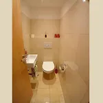兰德豪斯阿尔米迪尔酒店 公寓 *